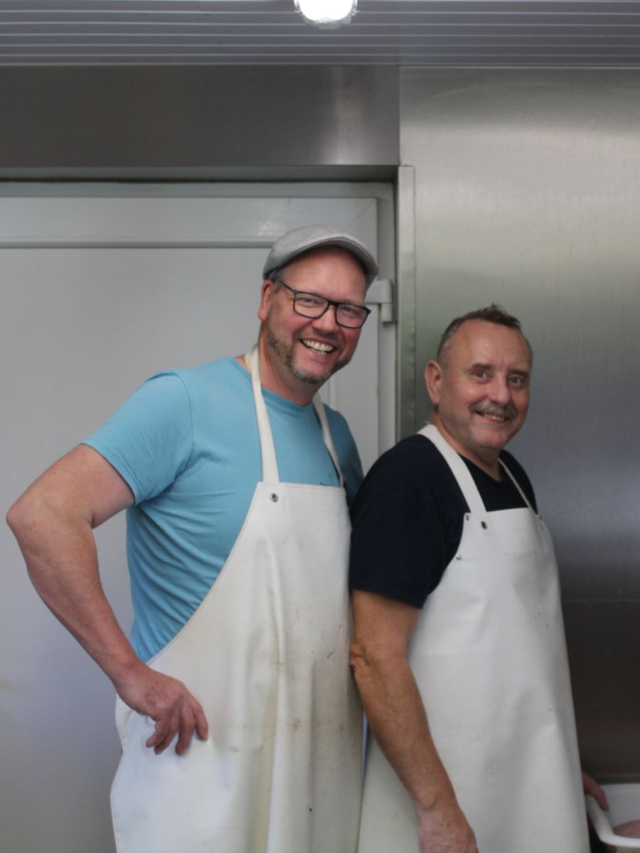 Alexander Becker mit Kollege in der Wurstmanufaktur Vorsicht Geschmack